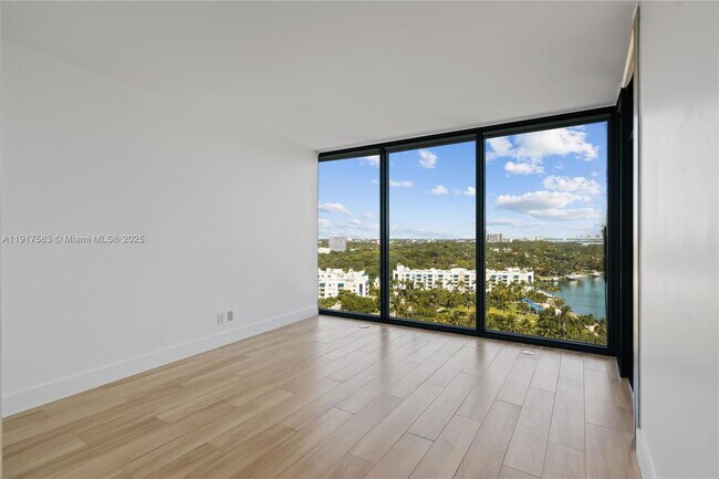 Foto del edificio - 601 NE 36th St