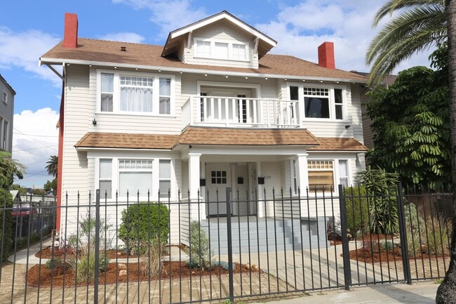 Building Photo - 2129 Cambridge St