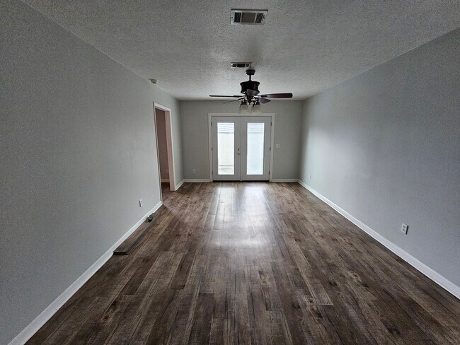 Building Photo - 610 Venetian Way