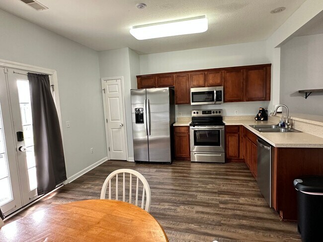 Building Photo - 3 Bedroom 2 bath-fenced in yard
