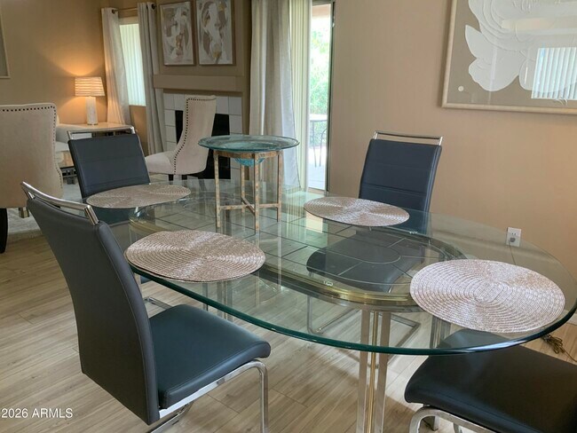 Foto del edificio - 9745 N 95th St