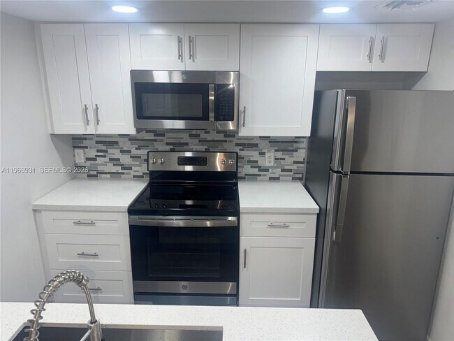 Foto del edificio - 3183 Coral Lake Dr