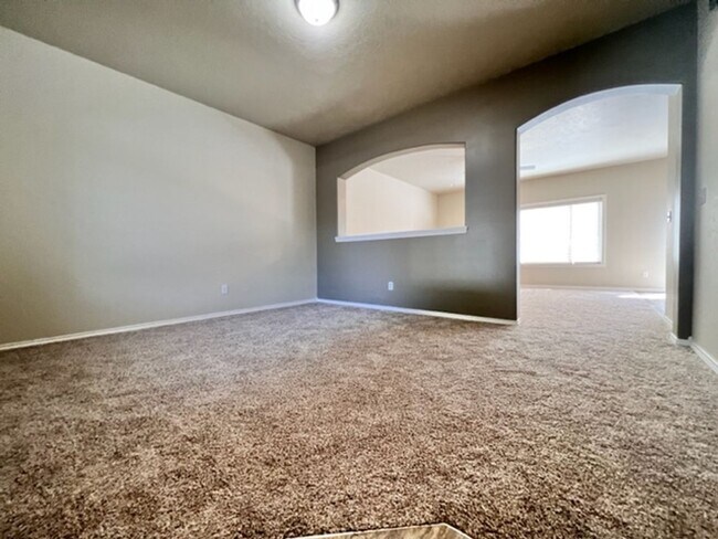 Building Photo - Meridian Home In Desirable Area w/ 3 Car G...