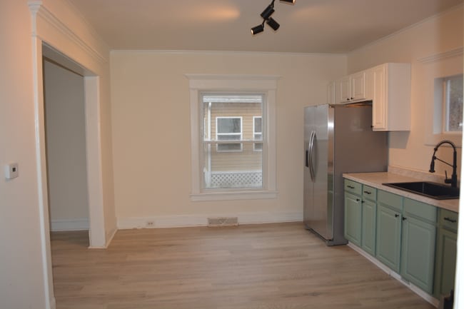 Building Photo - 330 E Main St