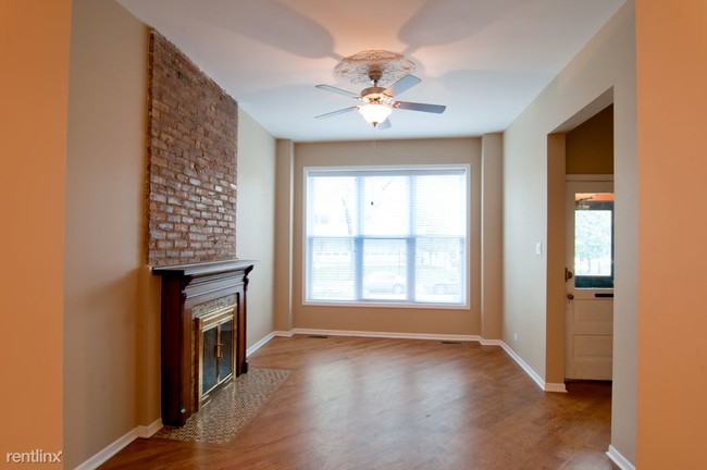 Building Photo - 852 W Aldine Ave