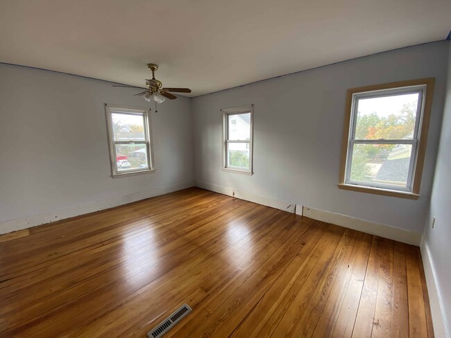 Building Photo - 169 Pleasant St