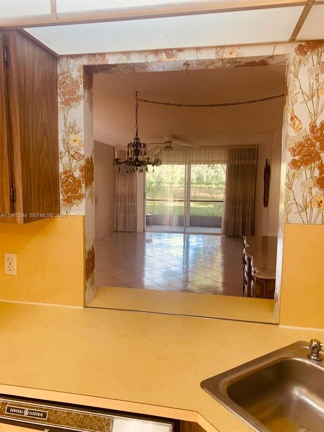 Foto del edificio - 8515 Sunrise Lakes Blvd