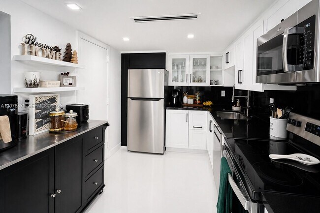 Building Photo - 300 Bayview Dr