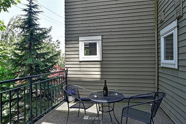 Building Photo - Fremont – Updated 2 Bedroom / 1 Bath Condo...