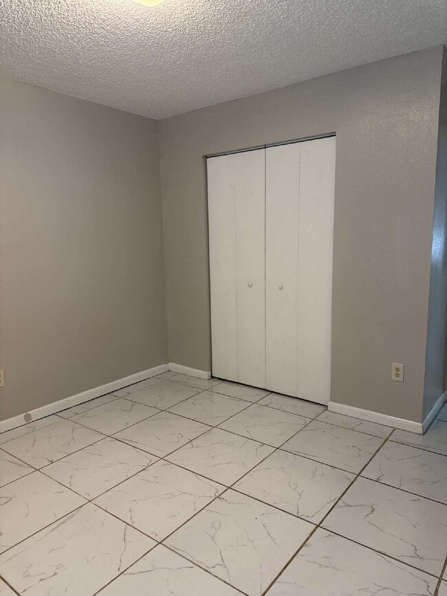Building Photo - 2 bedroom 1 bath unit available for immedi...