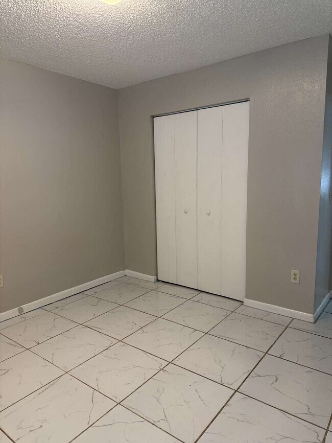 Foto del edificio - 2 bedroom 1 bath unit available for immedi...