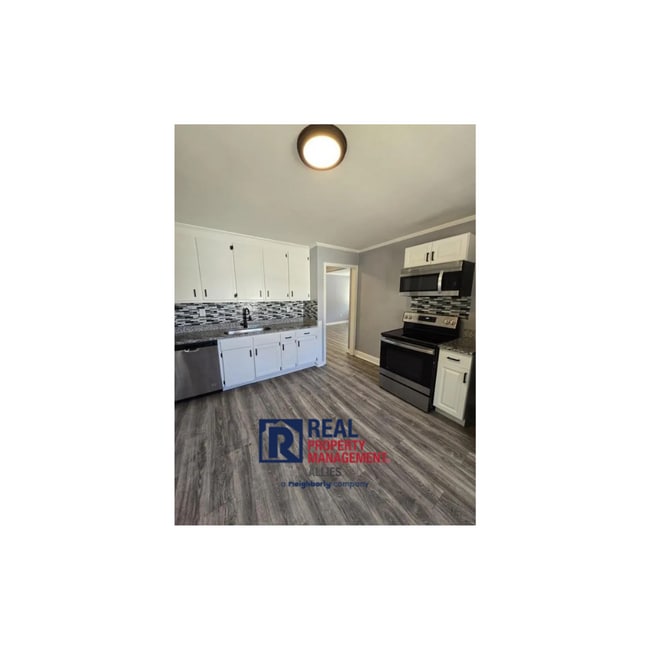 Building Photo - Fully Renovated and 10 minutes to downtown...