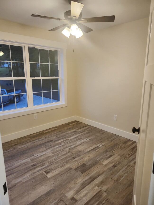 Master bedroom - 349 Beechwood Ln