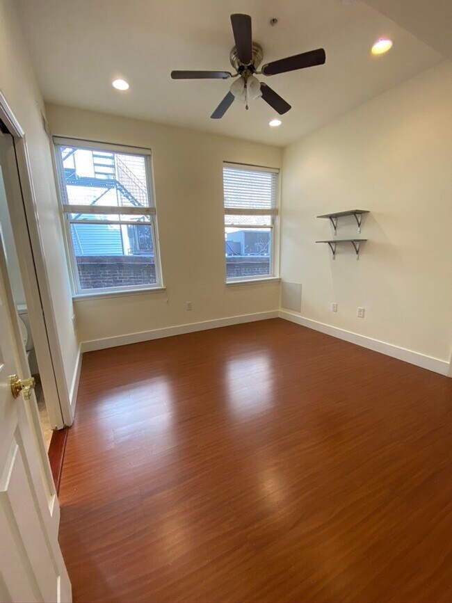 Building Photo - Sophisticated 2 Bedroom, 2 Bath w/ Hardwoo...