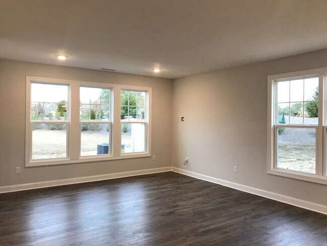 Building Photo - Gorgeous 4 Bedroom 3 Bathroom Home with 2 ...
