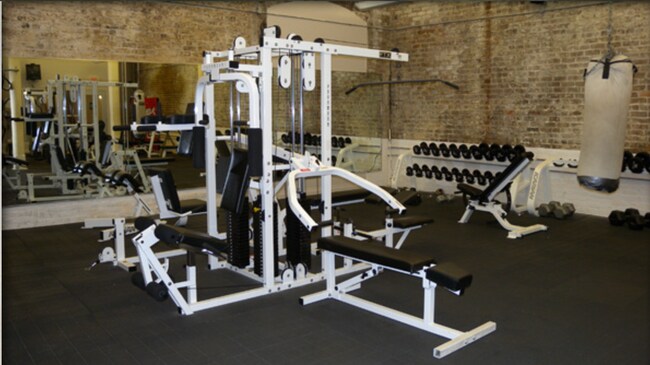 Gimnasio completo - 920 Poeyfarre St