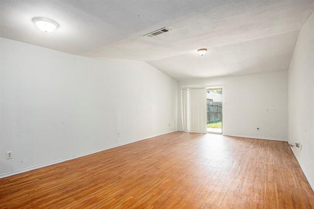 Foto del edificio - 6819 W Cleburne Rd