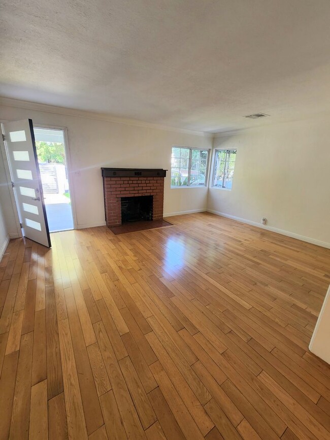 Foto del edificio - Spacious North Hollywood Home with Guest S...