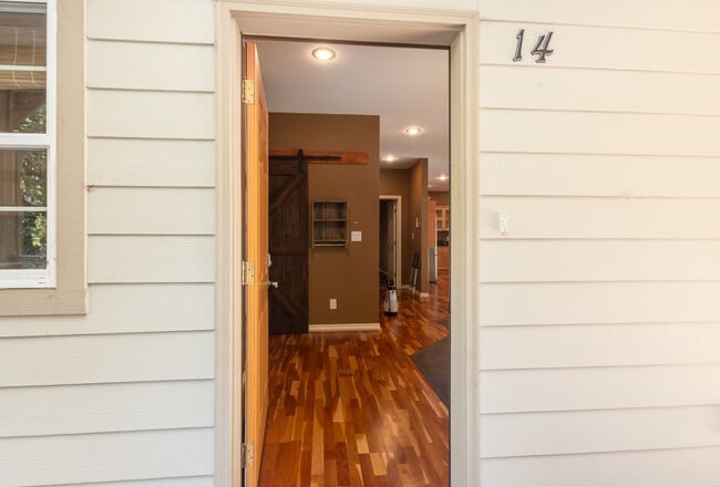 Building Photo - 14 Stable Ln