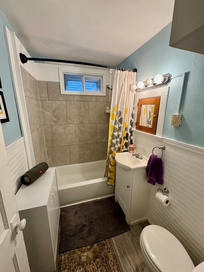 Building Photo - 103 Luton Ave SE