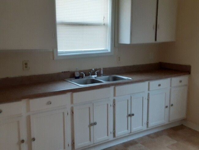 Building Photo - 3 Bedroom home central air and heat