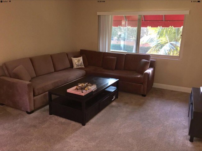 Living Roo, - 457 Oak St