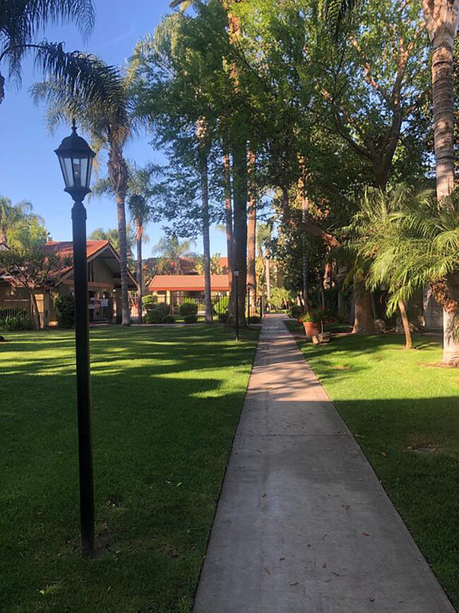 Foto del edificio - 2881-2909 Huntington Blvd