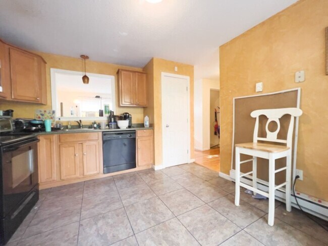Building Photo - Beautiful 4 Bed 2.5 Bath Available 9/1/26 (Mission Hill)