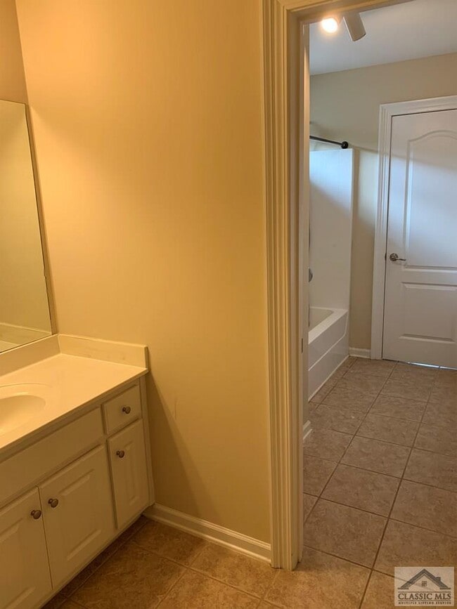 Building Photo - 105 Putters Dr