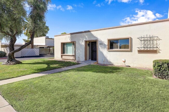 Building Photo - Scottsdale Townhome Now Available!