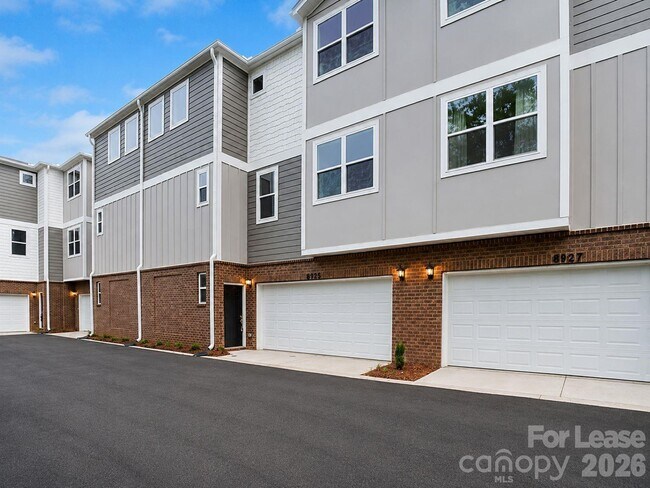 Foto del edificio - 8927 Sharonbrook Dr