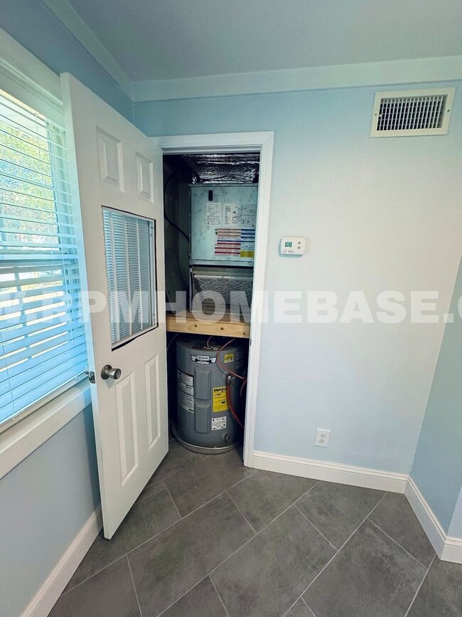 Building Photo - 2 bed, 1 bath on large lot with fenced in ...