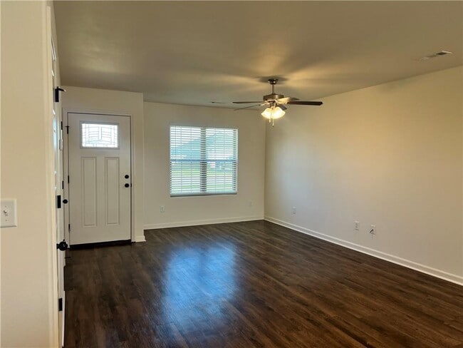 Building Photo - 820 S Parrot Ln