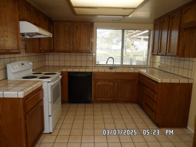 Building Photo - 3 bedrooms, 1.75 bathrooms, on Victorville...