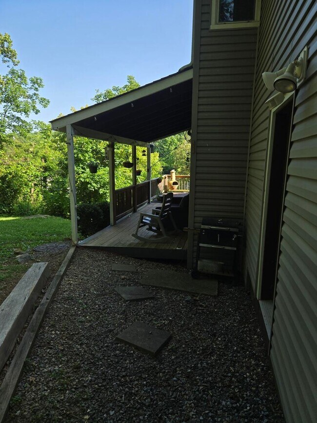 Building Photo - This charming 3-bedroom, 2-bathroom home o...