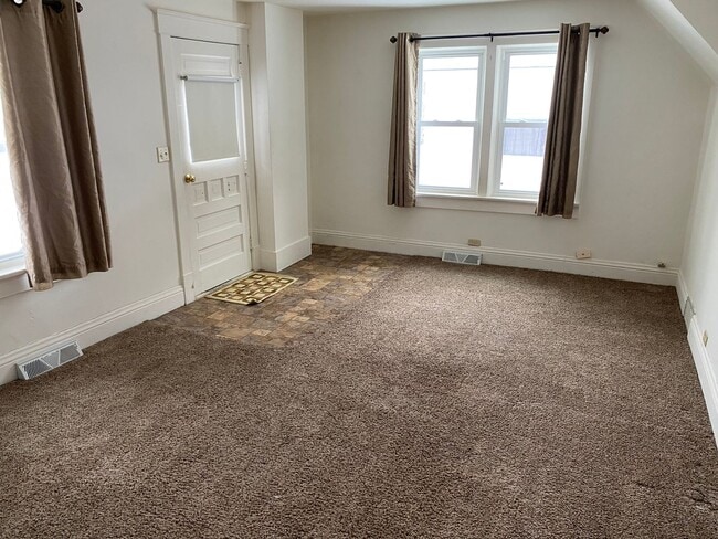 Building Photo - 3-Bedroom 2-Bath House Close to the Monk G...