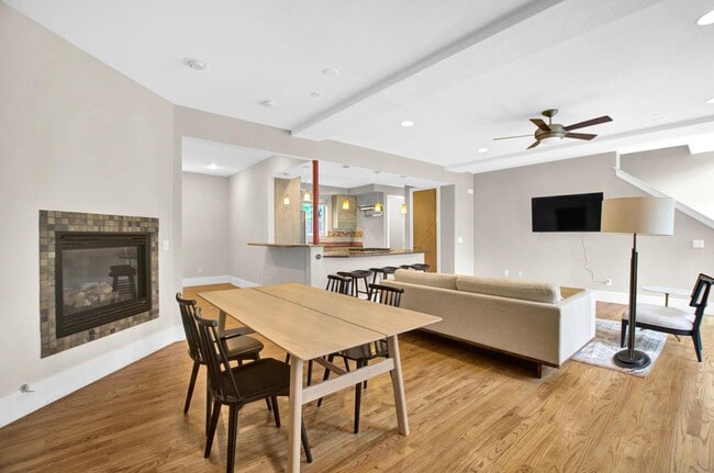 Foto del edificio - Contemporary Whittier home with wraparound deck