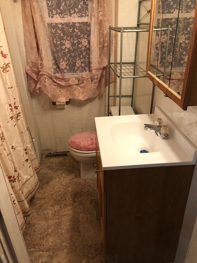 Baño reformado, suelo y lavabo nuevos. - 956 Bedford St