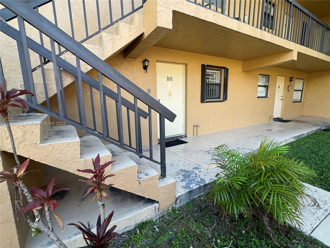 2580 W 67th Pl Unit 1011, Hialeah, FL 33016 Condo for Rent in