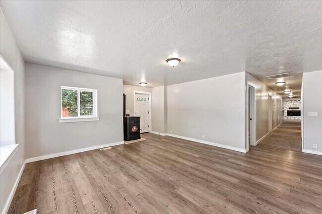 Foto del edificio - Spacious Middleton Home, Utilities & Lawn Care Included
