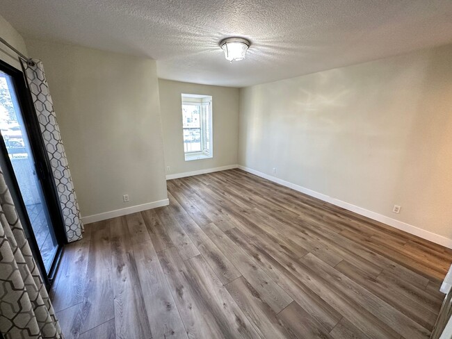 Foto del edificio - 2 Bed 1.5 Bath Condo In Concord (Remodeled)