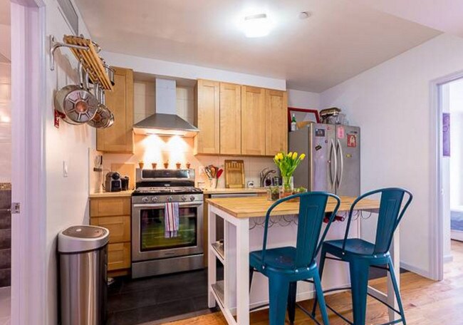 Building Photo - 782 Hart St