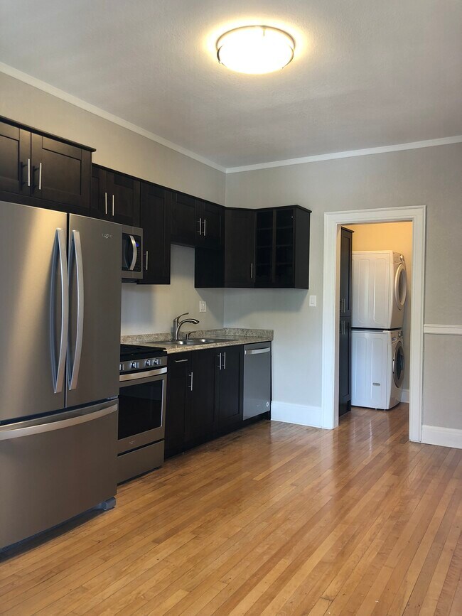 Foto del edificio - 2860 N Oakland Ave