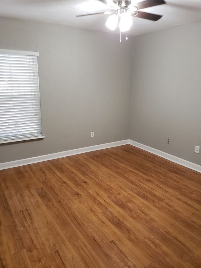 Building Photo - Beautifully updated townhome with stainles...