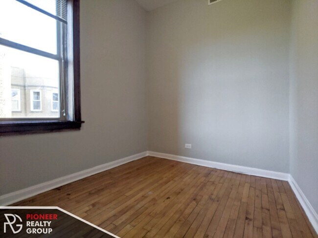 Building Photo - 1424 N Maplewood Ave