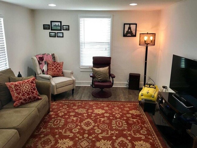 Building Photo - Perfect Little One Bedroom House - Walk to Downtown JC and ETSU!