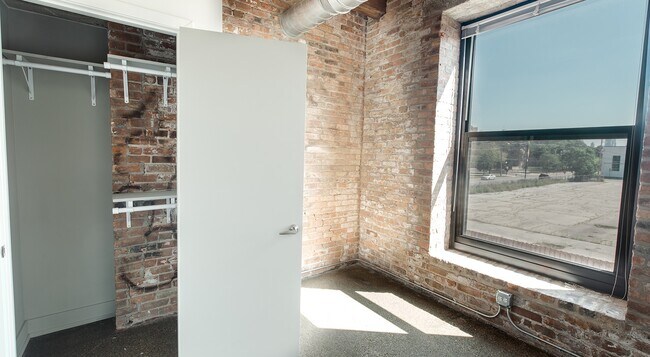 Building Photo - 1455 W 15th St