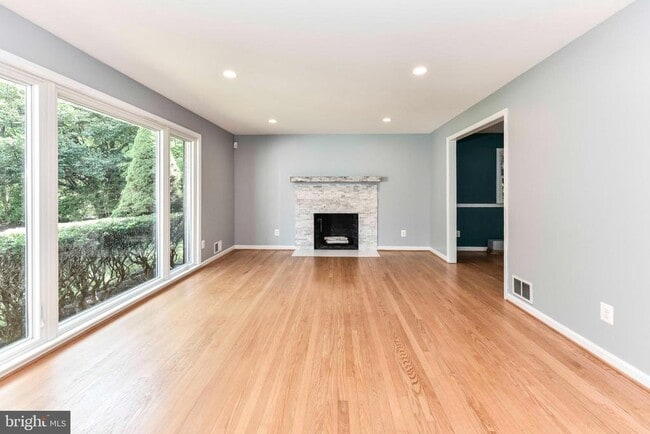 Building Photo - 9205 Hamilton Dr