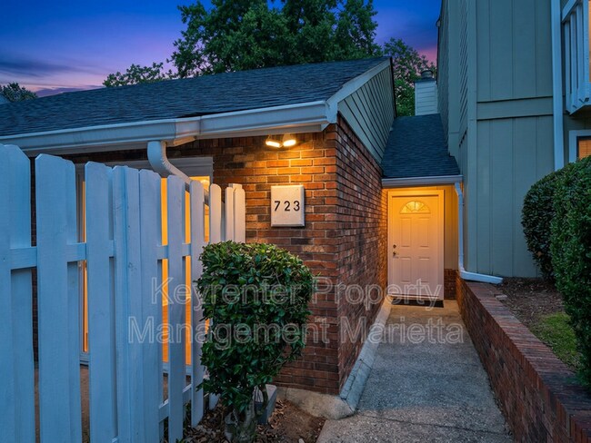 Building Photo - 723 Hanover Ln SE