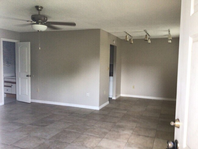 Building Photo - 2 Story Condo. Lovely 2 bed/1.5 bath condo